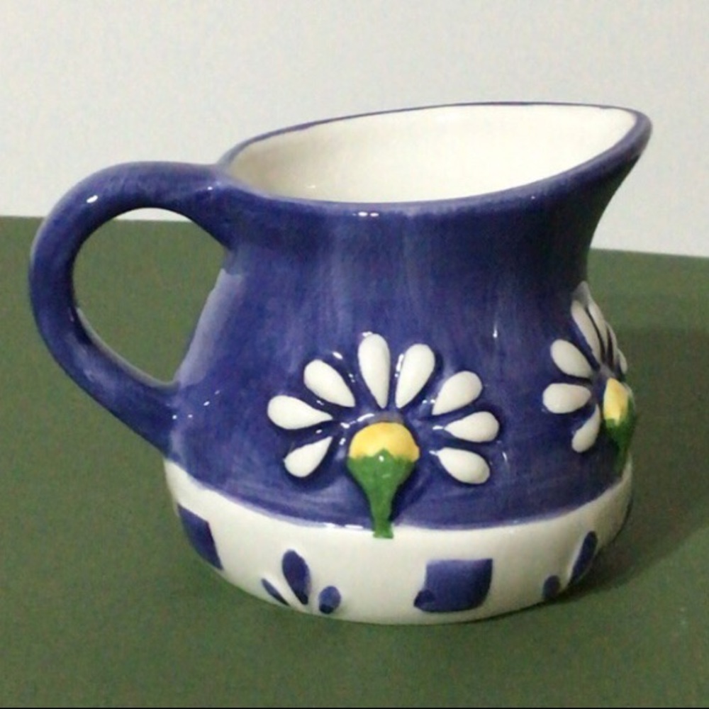 EUC - Vintage Oneida “Spring Daisy” Little Creamer -  3” Tall